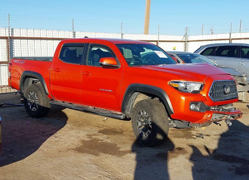 2018 Toyota Tacoma TRD OFF ROAD (VIN 5TFCZ5AN2JX122555) main photo