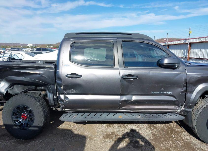 Photo 14 of 2017 Toyota Tacoma SR5 V6 (VIN 5TFCZ5AN4HX090265)