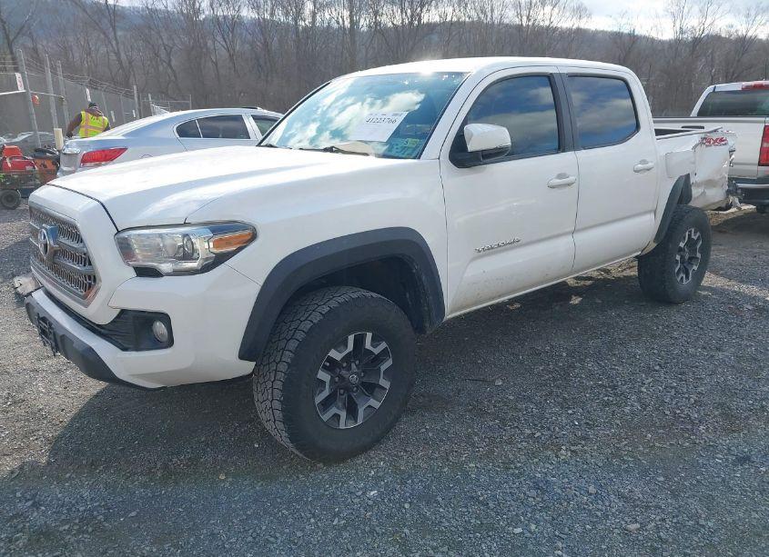 Photo 2 of 2017 Toyota Tacoma TRD OFF ROAD (VIN 5TFCZ5AN5HX095491)