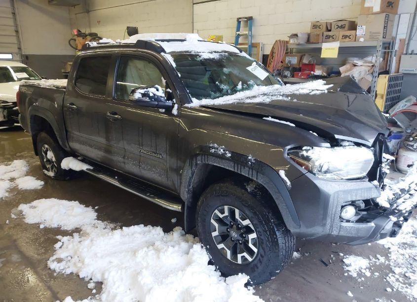 2018 Toyota Tacoma TRD OFF ROAD (VIN 5TFCZ5AN5JX124056) main photo