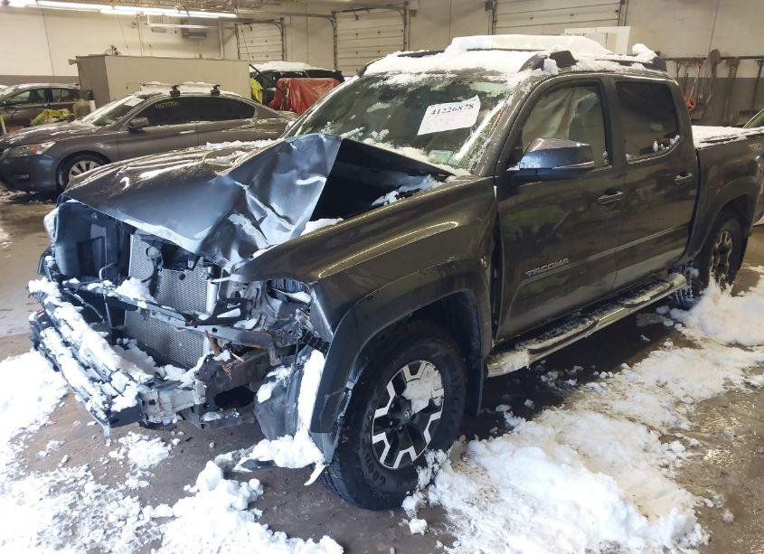 Photo 2 of 2018 Toyota Tacoma TRD OFF ROAD (VIN 5TFCZ5AN5JX124056)