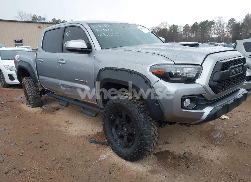 2017 Toyota Tacoma SR5 V6 (VIN 5TFCZ5AN7HX080023) main photo