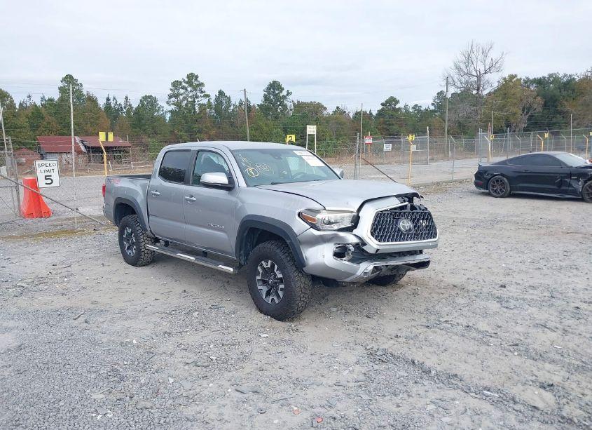 2018 Toyota Tacoma TRD OFF ROAD (VIN 5TFCZ5ANXJX131598) main photo