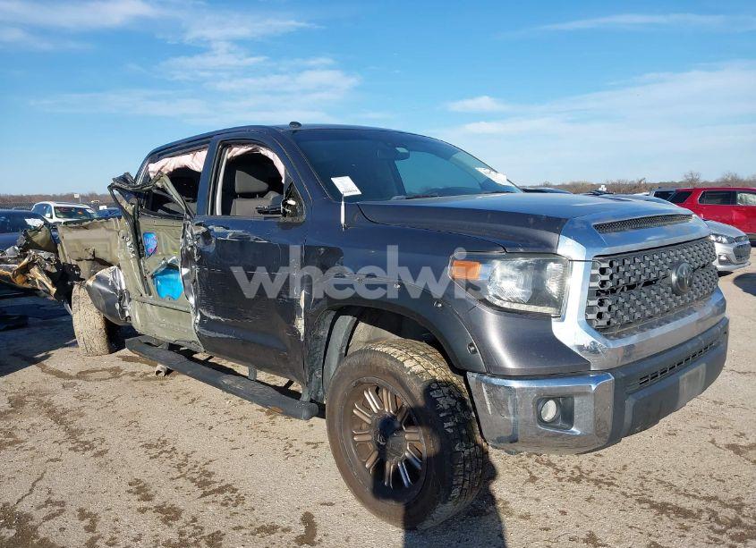 2018 Toyota Tundra SR5 5.7L V8 (VIN 5TFDW5F10JX697000) main photo