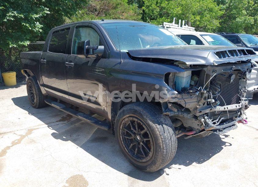 2018 Toyota Tundra SR5 5.7L V8 (VIN 5TFDW5F11JX723314) main photo