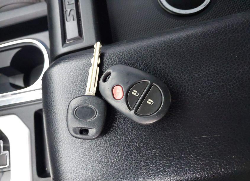 Photo 11 of 2017 Toyota Tundra SR5 5.7L V8 (VIN 5TFDW5F12HX607761)