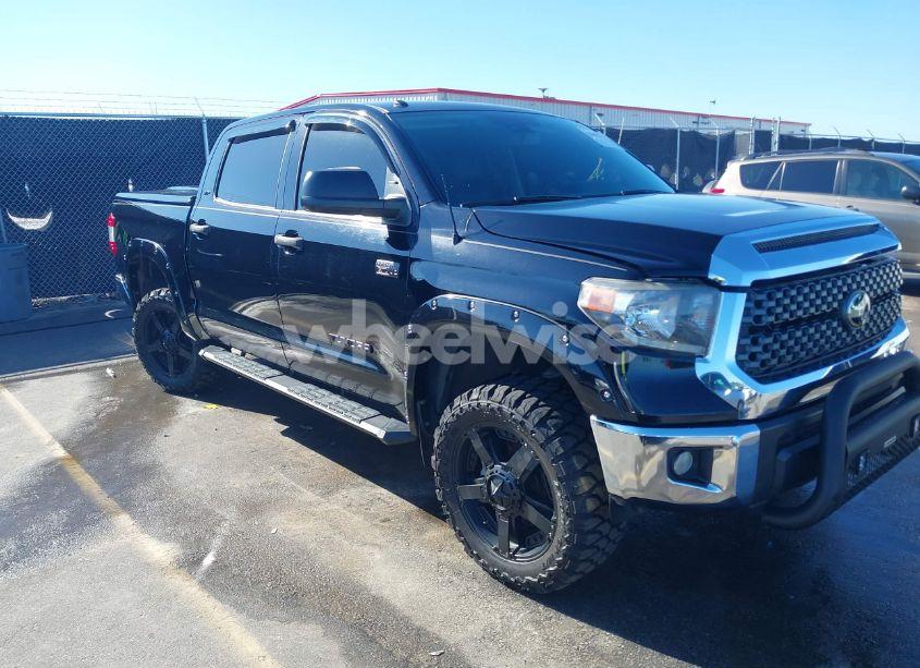 2018 Toyota Tundra SR5 5.7L V8 (VIN 5TFDW5F12JX677931) main photo