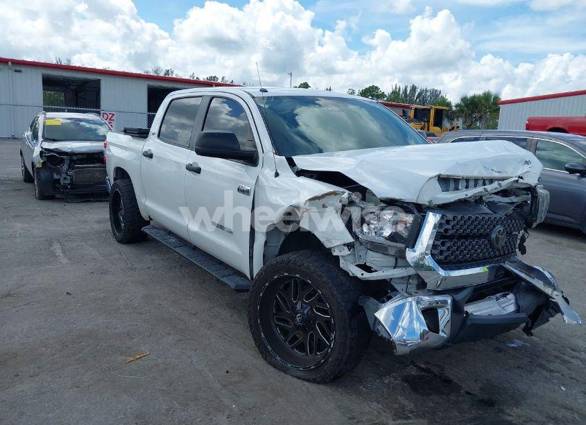 2018 Toyota Tundra SR5 5.7L V8 (VIN 5TFDW5F12JX693711) main photo