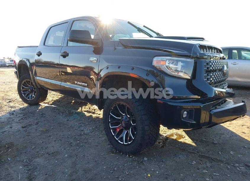 2018 Toyota Tundra SR5 5.7L V8 (VIN 5TFDW5F13JX713545) main photo