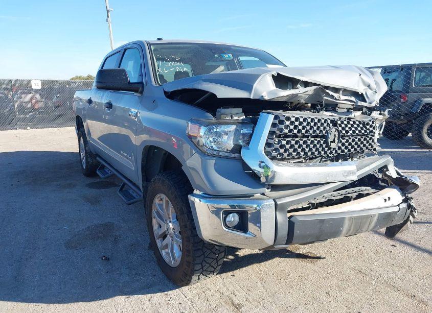 2018 Toyota Tundra SR5 5.7L V8 (VIN 5TFDW5F13JX748361) main photo