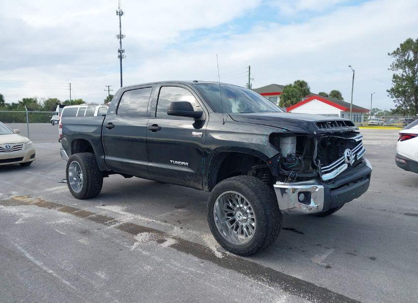 2017 Toyota Tundra SR5 5.7L V8 (VIN 5TFDW5F15HX646506) main photo