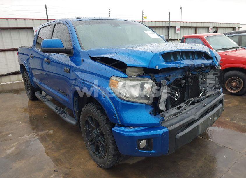 2018 Toyota Tundra SR5 5.7L V8 (VIN 5TFDW5F16JX752629) main photo