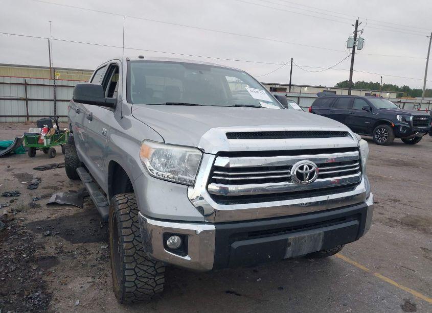 2016 Toyota Tundra SR5 5.7L V8 (VIN 5TFDW5F17GX576974) main photo