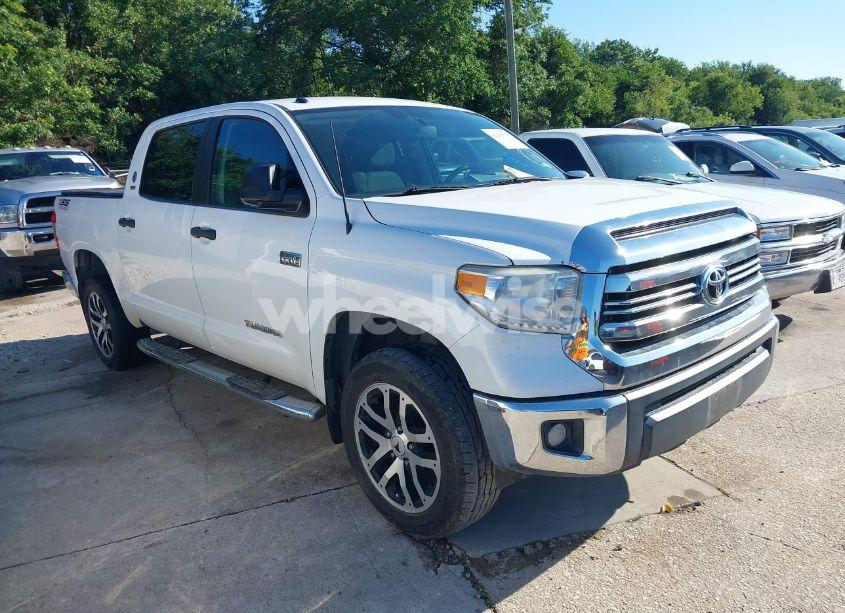 2017 Toyota Tundra SR5 5.7L V8 (VIN 5TFDW5F17HX647916) main photo