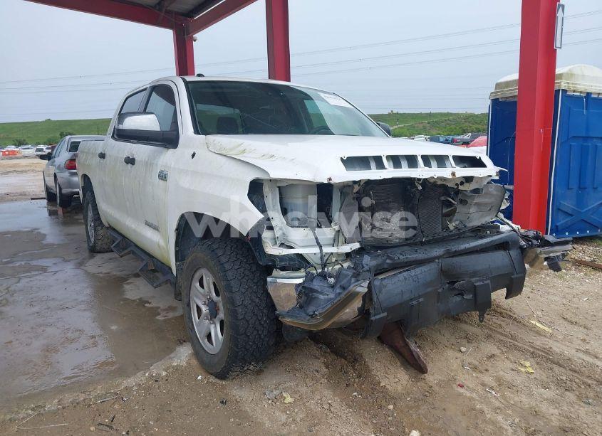 2018 Toyota Tundra SR5 5.7L V8 (VIN 5TFDW5F17JX705271) main photo