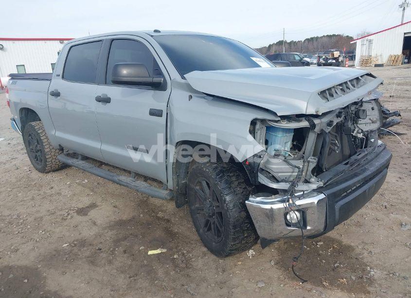 2018 Toyota Tundra SR5 5.7L V8 (VIN 5TFDW5F17JX772260) main photo