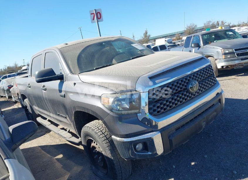 2018 Toyota Tundra SR5 5.7L V8 (VIN 5TFDW5F18JX747514) main photo