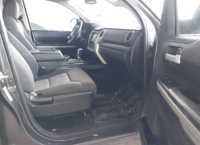 Photo 5 of 2018 Toyota Tundra SR5 5.7L V8 (VIN 5TFDW5F1XJX732688)