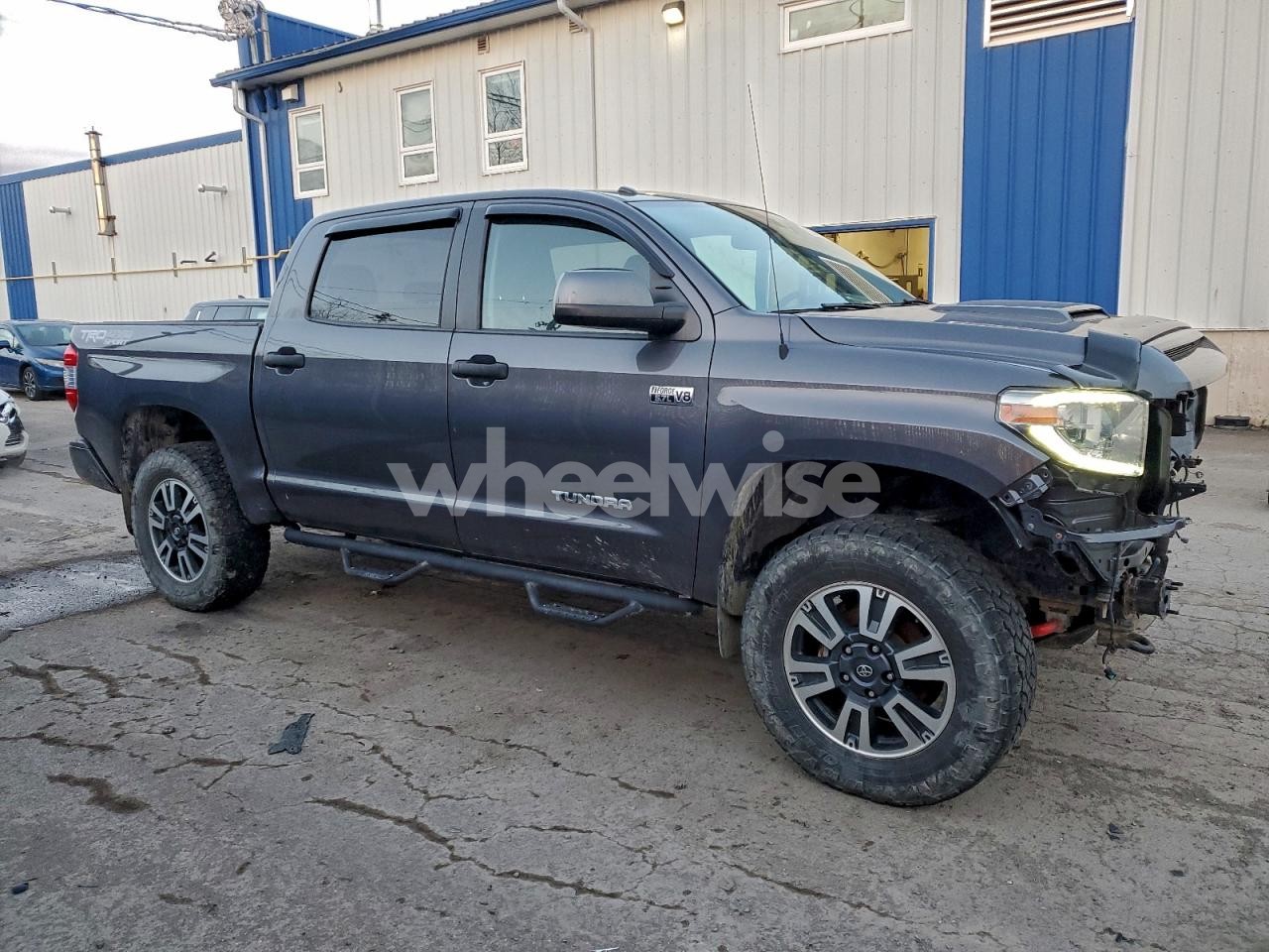 Photo 4 of 2018 TOYOTA TUNDRA CREWMAX SR5 (VIN 5TFDY5F17JX727958)