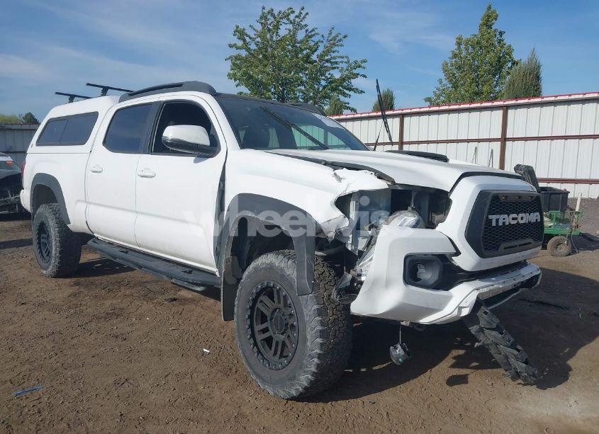 2016 Toyota Tacoma SR5 (VIN 5TFDZ5BN0GX002152) main photo