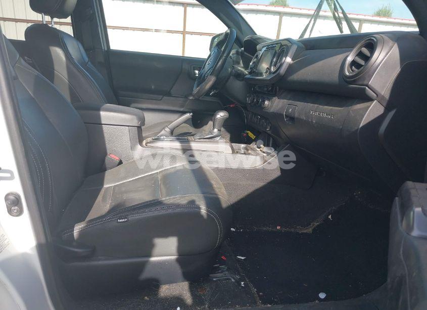 Photo 5 of 2016 Toyota Tacoma SR5 (VIN 5TFDZ5BN0GX002152)