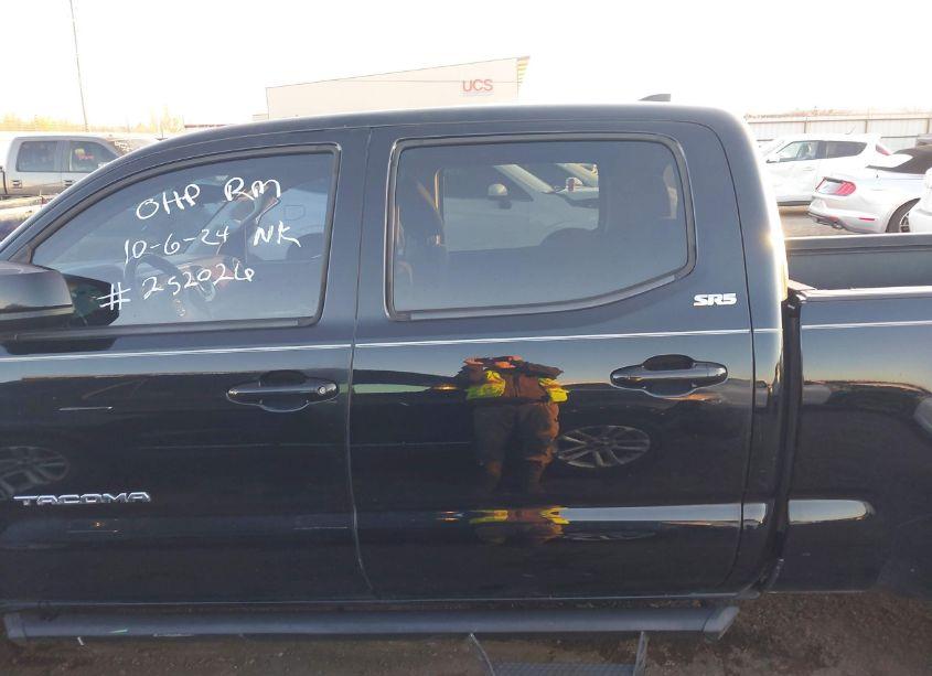 Photo 15 of 2016 Toyota Tacoma SR5 V6 (VIN 5TFDZ5BN1GX005416)