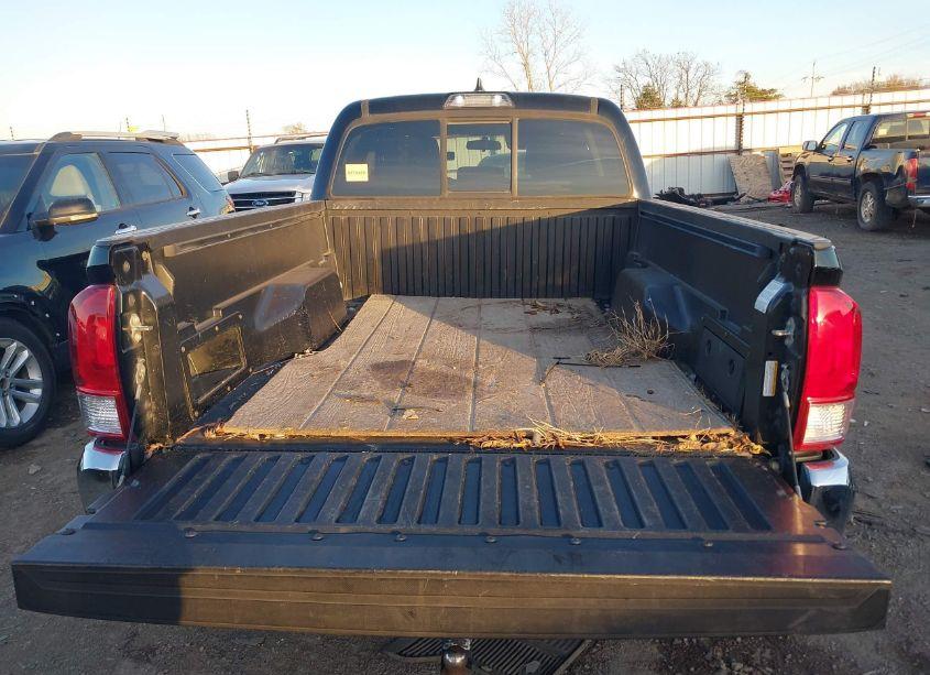 Photo 17 of 2016 Toyota Tacoma SR5 V6 (VIN 5TFDZ5BN1GX005416)
