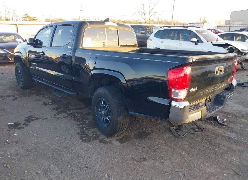 Photo 3 of 2016 Toyota Tacoma SR5 V6 (VIN 5TFDZ5BN1GX005416)