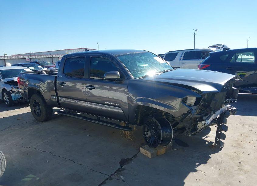 Photo 14 of 2016 Toyota Tacoma SR5 V6 (VIN 5TFDZ5BN1GX006887)