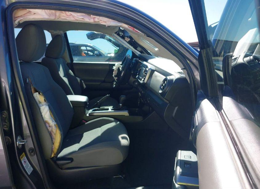 Photo 5 of 2016 Toyota Tacoma SR5 V6 (VIN 5TFDZ5BN1GX006887)