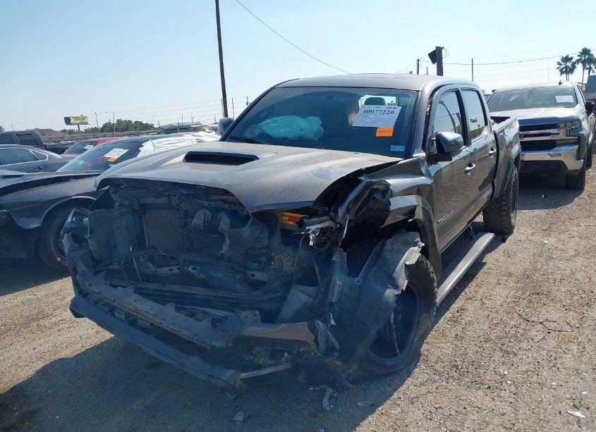 Photo 2 of 2016 Toyota Tacoma TRD SPORT (VIN 5TFDZ5BN2GX011743)