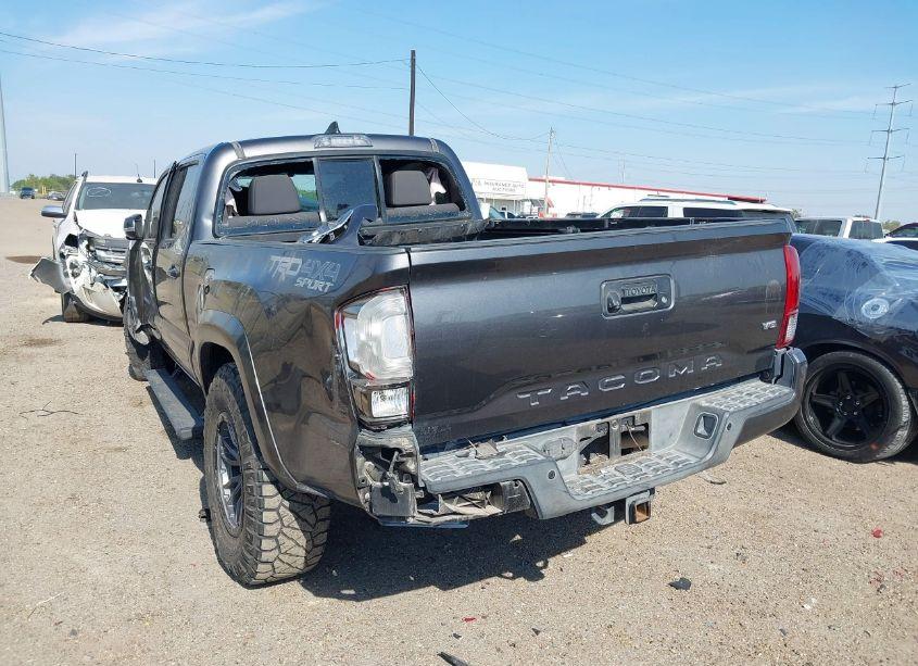 Photo 3 of 2016 Toyota Tacoma TRD SPORT (VIN 5TFDZ5BN2GX011743)
