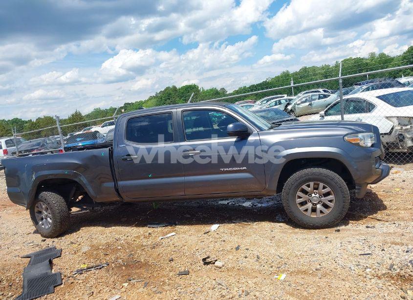Photo 13 of 2017 Toyota Tacoma SR5 V6 (VIN 5TFDZ5BN2HX014661)