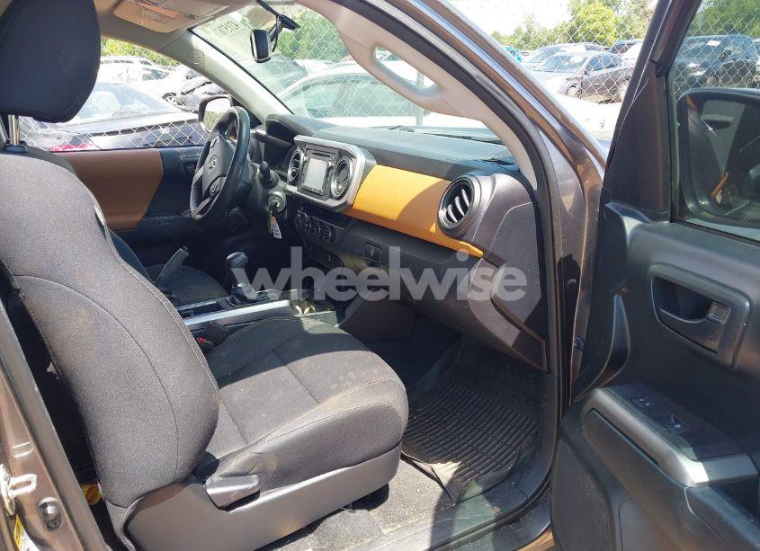 Photo 5 of 2017 Toyota Tacoma SR5 V6 (VIN 5TFDZ5BN2HX014661)