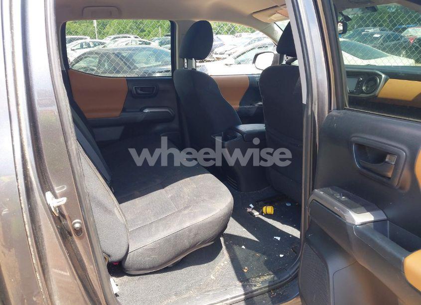 Photo 8 of 2017 Toyota Tacoma SR5 V6 (VIN 5TFDZ5BN2HX014661)