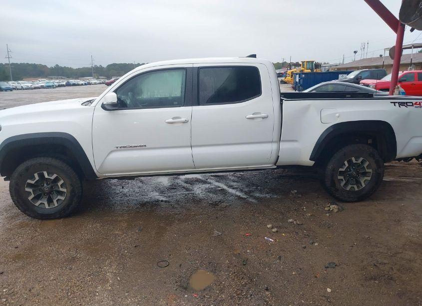 Photo 15 of 2018 Toyota Tacoma TRD OFF ROAD (VIN 5TFDZ5BN9JX030278)