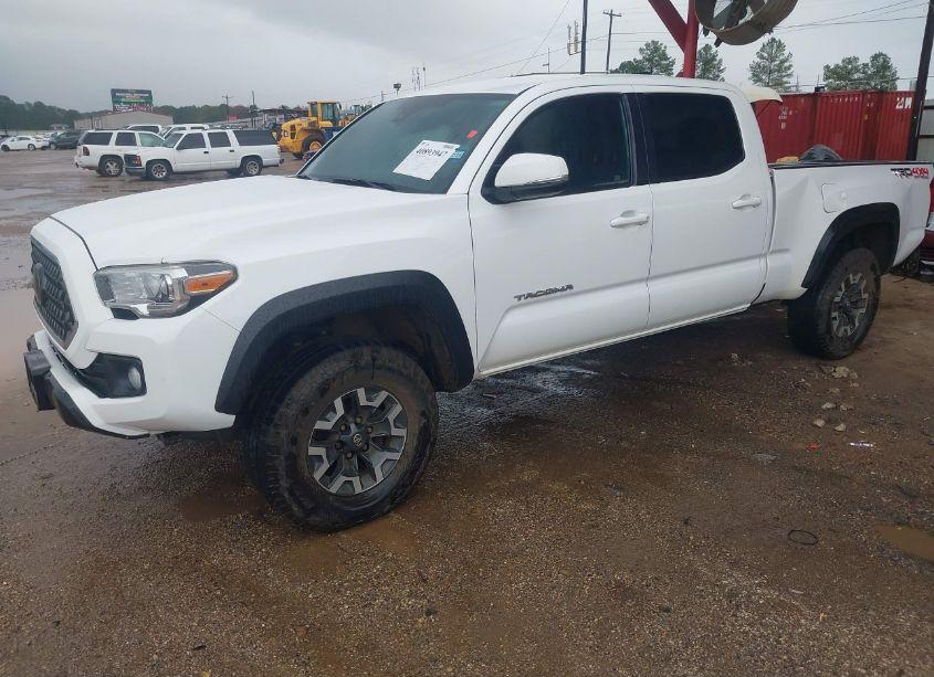 Photo 2 of 2018 Toyota Tacoma TRD OFF ROAD (VIN 5TFDZ5BN9JX030278)