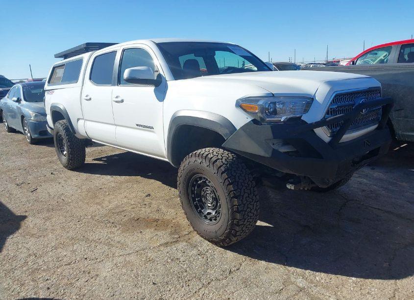 2017 Toyota Tacoma TRD OFF ROAD (VIN 5TFDZ5BNXHX019204) main photo