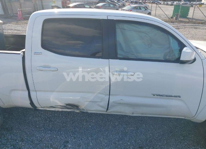 Photo 13 of 2017 Toyota Tacoma SR5 V6 (VIN 5TFDZ5BNXHX029098)