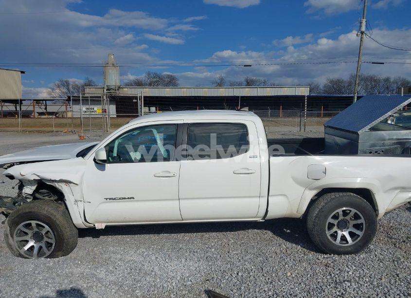 Photo 14 of 2017 Toyota Tacoma SR5 V6 (VIN 5TFDZ5BNXHX029098)