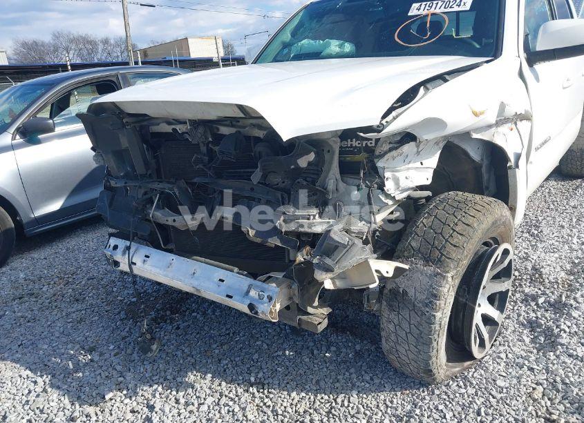 Photo 6 of 2017 Toyota Tacoma SR5 V6 (VIN 5TFDZ5BNXHX029098)