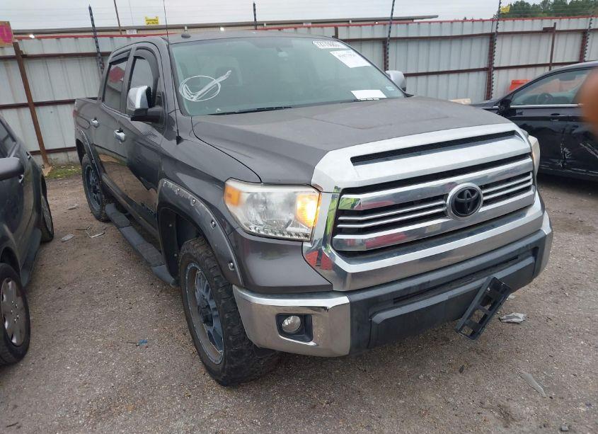 2017 Toyota Tundra SR5 4.6L V8 (VIN 5TFEM5F11HX113515) main photo