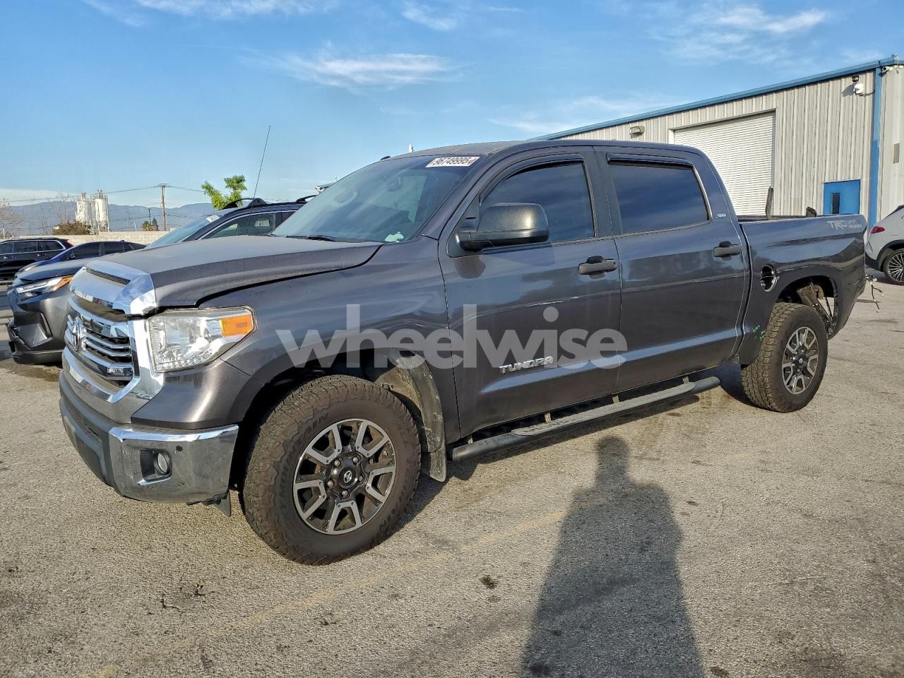 2017 TOYOTA TUNDRA CREWMAX SR5 (VIN 5TFEM5F1XHX119426) main photo