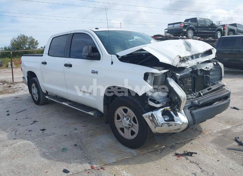 2017 Toyota Tundra SR5 5.7L V8 (VIN 5TFEW5F15HX227902) main photo