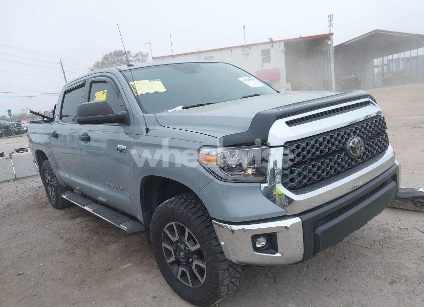 2018 Toyota Tundra SR5 5.7L V8 (VIN 5TFEY5F10JX242470) main photo