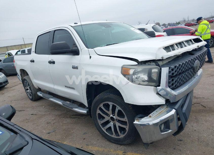 2018 Toyota Tundra SR5 5.7L V8 (VIN 5TFEY5F14JX232234) main photo