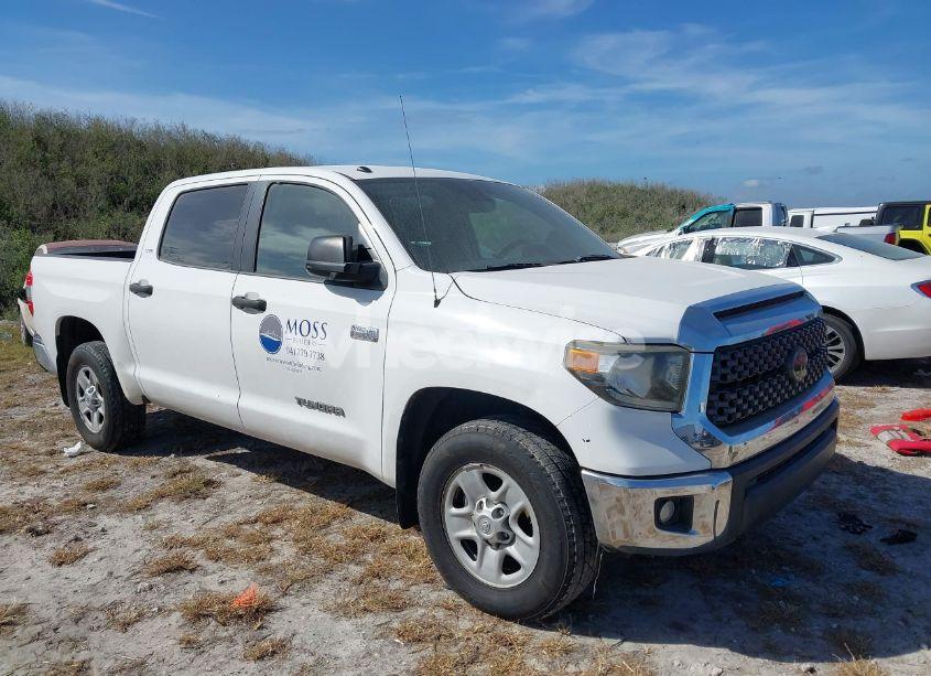 2018 Toyota Tundra SR5 5.7L V8 (VIN 5TFEY5F15JX235594) main photo