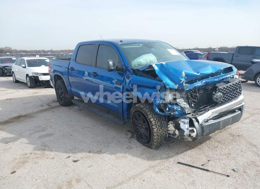 2018 Toyota Tundra SR5 5.7L V8 (VIN 5TFEY5F17JX239677) main photo