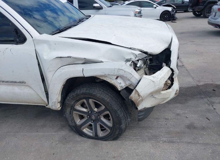 Photo 6 of 2016 Toyota Tacoma LIMITED (VIN 5TFGZ5AN5GX029507)