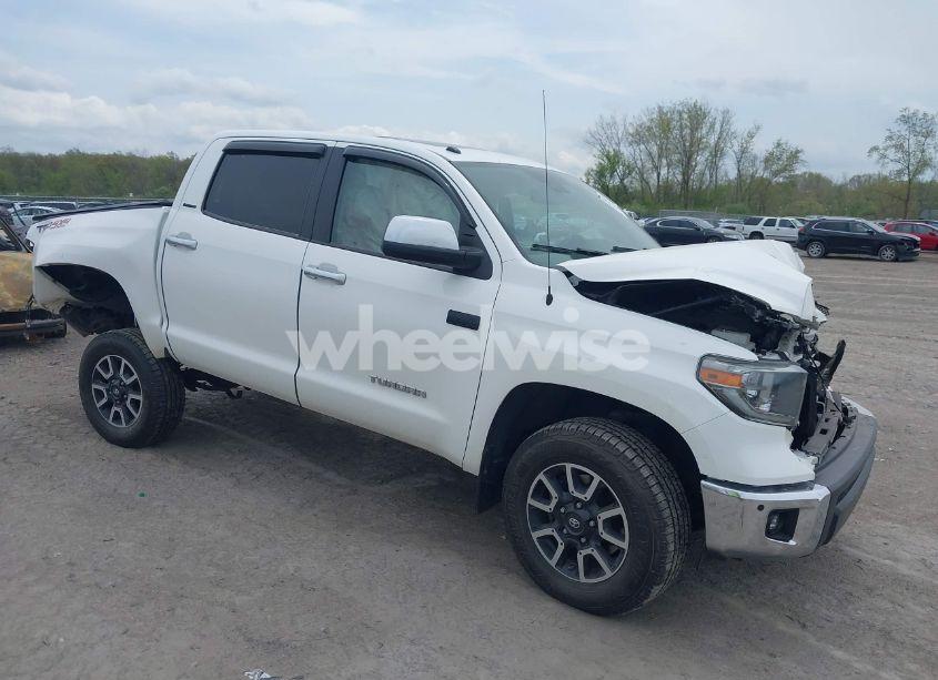 2018 Toyota Tundra LIMITED 5.7L V8 (VIN 5TFHW5F14JX769916) main photo